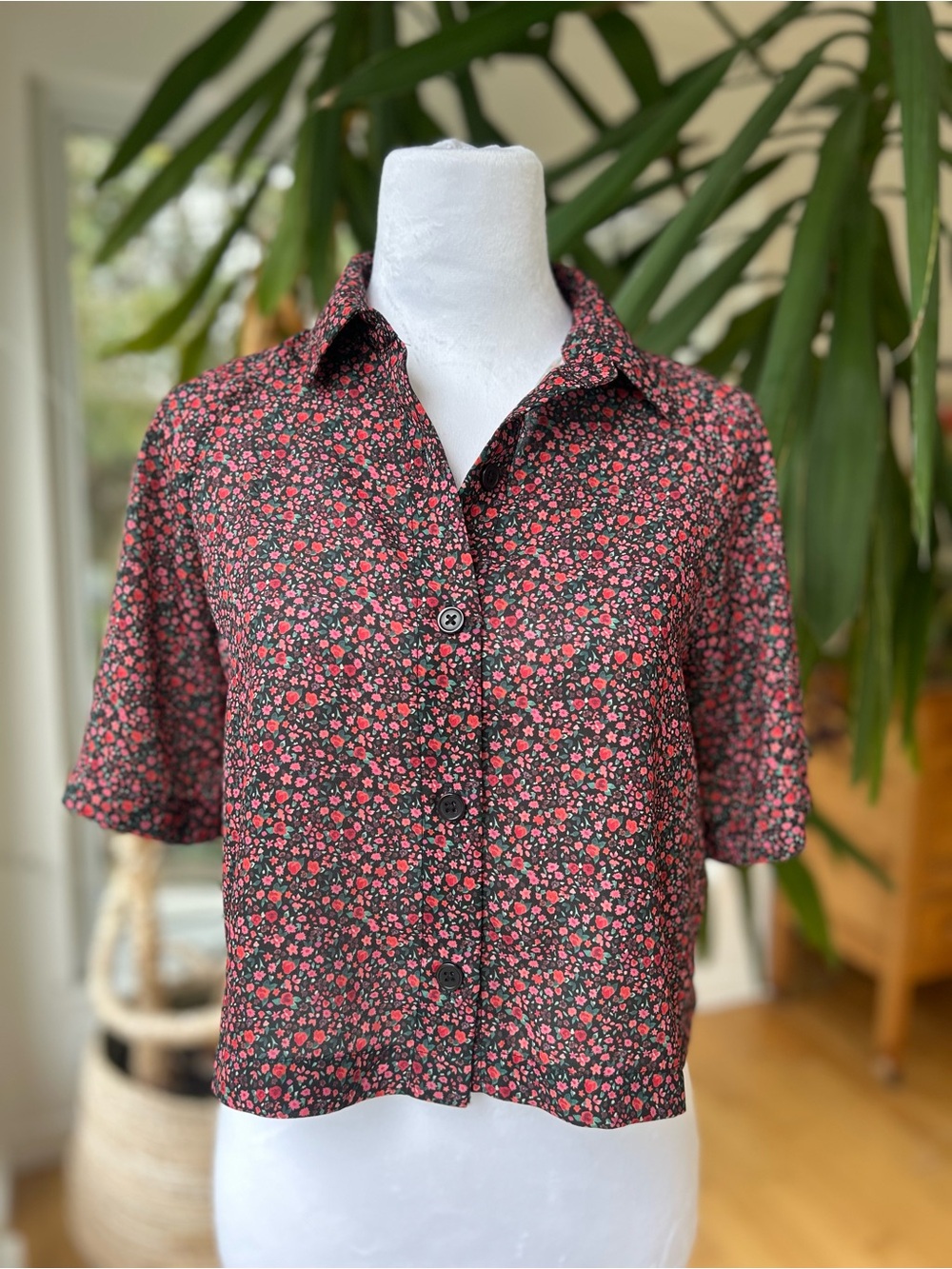 twik Black Button-Front Short Sleeve Shirt with Red Floral Print